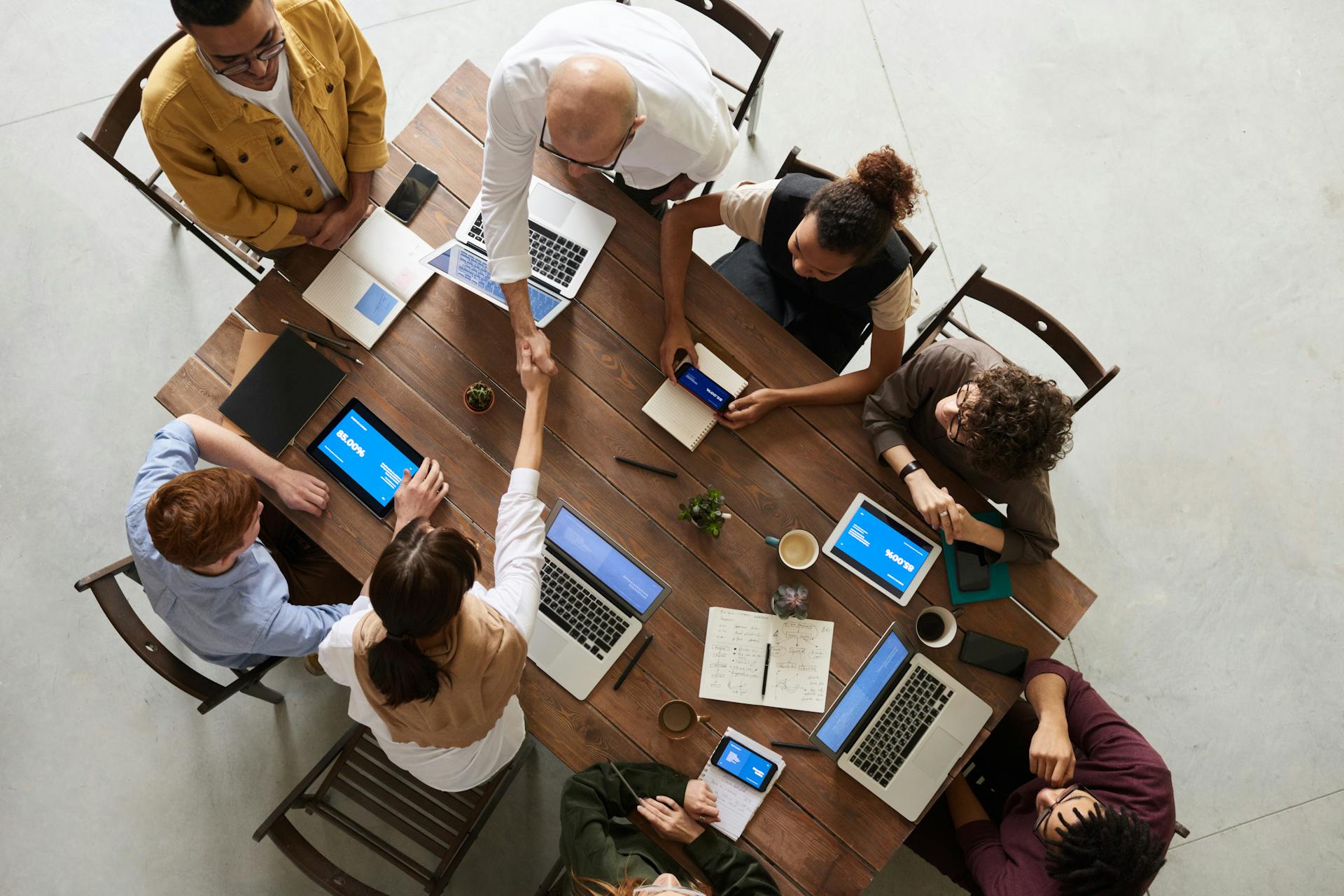 A team analyzes charts and data on digital devices, showing how collaboration tools support data-driven decisions and real-time teamwork.